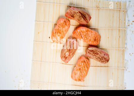 Pesce di salmone e tonno nigiri su sfondo bianco, sushi set Foto Stock