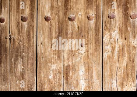 Parte di una vecchia porta con grandi chiodi di ferro Foto Stock