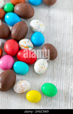 Uova di Pasqua caramella su superficie di legno bianco Foto Stock