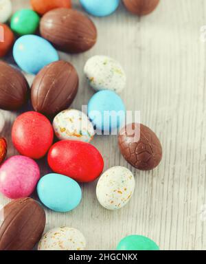Uova di Pasqua caramella su superficie di legno bianco Foto Stock