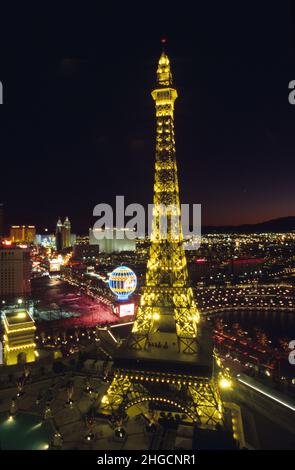 USA nevada illuminato torre eiffel Las vegas paris casino al viale della striscia notturna Foto Stock