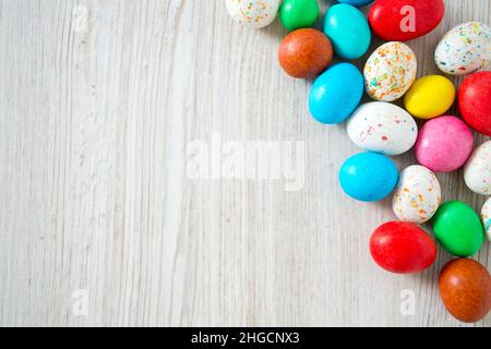 Uova di Pasqua caramella su superficie di legno bianco Foto Stock