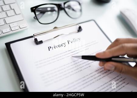 Informativa sulla privacy e accordo legale. Contratto di lettura uomo Foto Stock