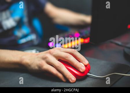 Torneo di e-sports di Cyber sport, team di giocatori professionisti, primo piano sulle mani dei giocatori su tastiera e mouse, giocatori che giocano in moba competitivo, f Foto Stock