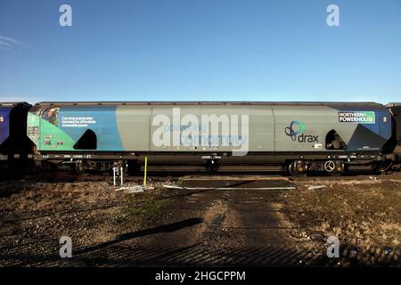 GB Railnight carro da biomassa di tipo IIA appositamente costruito lungo il tragitto per la centrale elettrica di Drax, Regno Unito. Foto Stock