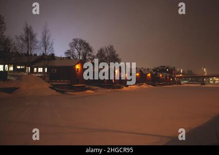 Inverno Natale notte vista di Porvoo, Borga, Finlandia, Uusimaa, con la caduta di neve e luci di strada, con sera Natale nuovo anno illuminazione luce, WO Foto Stock