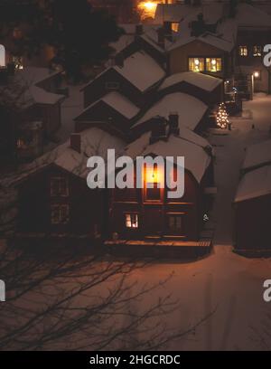 Inverno Natale notte vista di Porvoo, Borga, Finlandia, Uusimaa, con la caduta di neve e luci di strada, con sera Natale nuovo anno illuminazione luce, WO Foto Stock