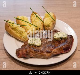 Ricetta di manzo saltato alla sirloina, burro di maitre d'hotel e patate Arly Foto Stock