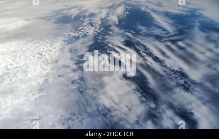 Cielo bianco nel cielo blu grande Foto Stock