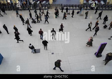 I pendolari alla stazione di Waterloo a Londra si sono incarichi dopo che il consiglio di lavorare da casa è stato lasciato il mercoledì dal primo ministro Boris Johnson. Data foto: Giovedì 20 gennaio 2022. Foto Stock