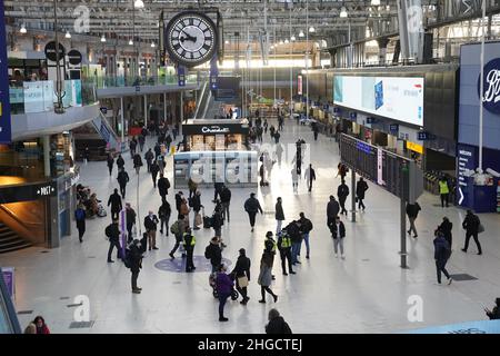 I pendolari alla stazione di Waterloo a Londra si sono incarichi dopo che il consiglio di lavorare da casa è stato lasciato il mercoledì dal primo ministro Boris Johnson. Data foto: Giovedì 20 gennaio 2022. Foto Stock