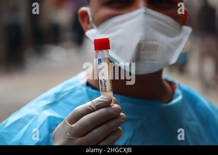 20 gennaio 2022, Poonch, Jammu e Kashmir, India: Un operatore sanitario mostra un campione di tampone raccolto per la trascrizione inversa-polimerasi catena di reazione (RT-PCR) based coronavirus test, a Poonch (Credit Image: © Nazim Ali KhanZUMA Press Wire) Foto Stock