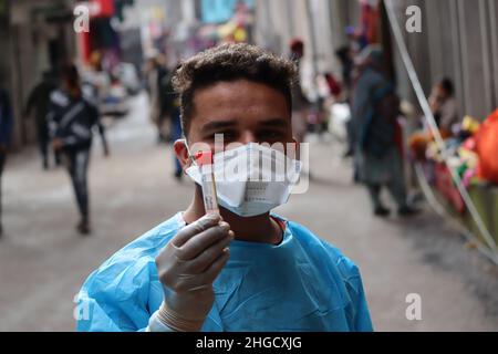 20 gennaio 2022, Poonch, Jammu e Kashmir, India: Un operatore sanitario mostra un campione di tampone raccolto per la trascrizione inversa-polimerasi catena di reazione (RT-PCR) based coronavirus test, a Poonch (Credit Image: © Nazim Ali KhanZUMA Press Wire) Foto Stock