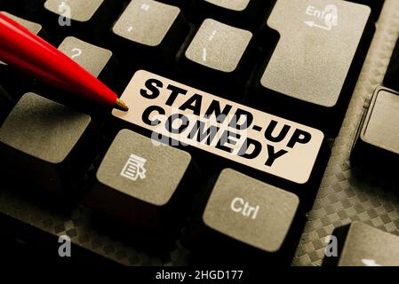 Display concettuale Stand up Comedy. Business Approach uno stile comico in cui un comico recita storie umoristiche Abstract digitando Una buona recensione del ristorante Foto Stock