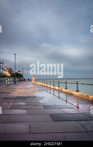 Lungomare di Cowes riflessione in un pozzanghere dopo la pioggia, Cowes, Isola di Wight, Hampshire, Inghilterra, REGNO UNITO Foto Stock