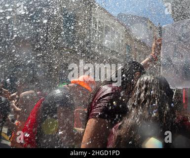 Ragazzi e ragazze partecipano a una festa con acqua per le strade. Festa d'acqua. Foto Stock