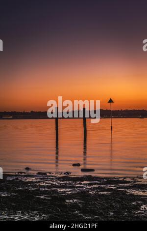 Tramonto sull'acqua di Southampton come visto da Woolston, Southampton, Hampshire, Inghilterra, Regno Unito Foto Stock