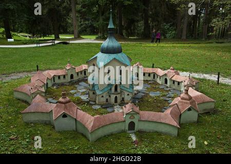 Miniatura della Chiesa San Giovanni di Nepomuk a Žďar nad Sazavou in parco in miniatura Boheminium vicino Marianske Lazne, regione Plzeň, Repubblica Ceca, Europa Foto Stock