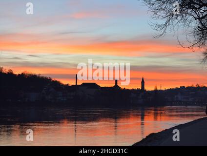 Paesaggio con la città di Passau, Germania, Baviera. Tramonto sulla locanda Foto Stock
