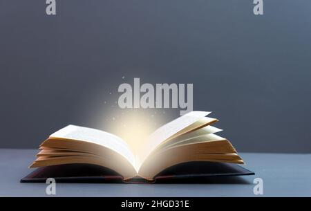 Aprire il libro magico con luminosa luce brilla Foto stock - Alamy