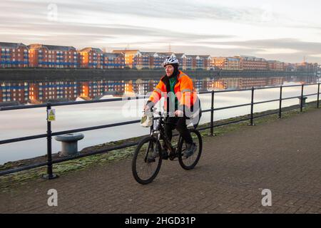 Preston, Lancashire. Meteo Regno Unito. 20 Jan 2022. Mattina fredda, calma, gelida e gelida nel porto di Preston, mentre i residenti locali prendono l'esercizio leggero intorno al bacino del molo su Navigation Way, Riverside. Credit: MediaWorldImages/AlamyLiveNews Foto Stock