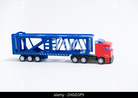 Trasportatore di auto giocattolo con auto con posto per testo, spazio copia, per un negozio di giocattoli. Foto Stock