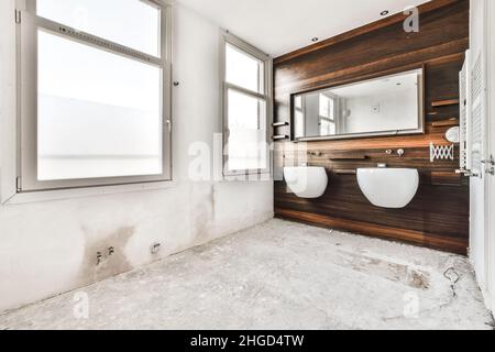 Bagno elegante con due finestre, due lavandini e una grande finestra Foto Stock