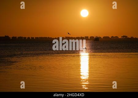 Poole, Regno Unito. 20th Jan 2022. Alba su Sandbanks e Poole Harbour a Dorset all'inizio di un'altra bella, soleggiata e fredda giornata invernale. Credit: Richard Crease/Alamy Live News Foto Stock