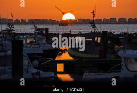 Poole, Regno Unito. 20th Jan 2022. Alba su Sandbanks e Poole Harbour a Dorset all'inizio di un'altra bella, soleggiata e fredda giornata invernale. Credit: Richard Crease/Alamy Live News Foto Stock