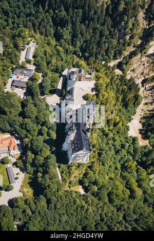 Veduta aerea dall'alto verso il basso del Castello di Neuschwanstein. Parapendio sopra Schloss Neuschwanstein in Baviera, Germania. Foto Stock