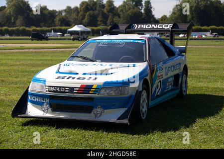 Chantilly, Francia - Settembre 2016: Peugeot 405 T16 Pikes Peak, guidato da Ari Vatanen nel 1988 e 1989 durante la salita Pikes Peak International Hill. Foto Stock