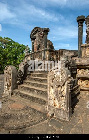 Una pietra miliare e le pietre di guardia sulla scalinata d'ingresso del Vatadage che fa parte del Quadrangle a Polonnaruwa in Sri Lanka. Foto Stock