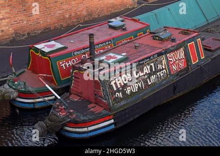 Carico di lavoro storico che trasporta le barche strette ormeggiate sul canale al Museo vivente della Nazione Nera, dicembre 2021 Foto Stock