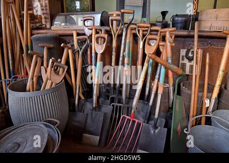 La ricreazione di un negozio di ferramenta pieno di attrezzi da giardino al Black Country Living Museum, dicembre 2021 Foto Stock
