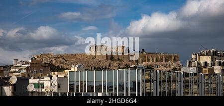 vista sulla città di atene con l'acropoli sullo sfondo in una giornata di sole nuvoloso Foto Stock