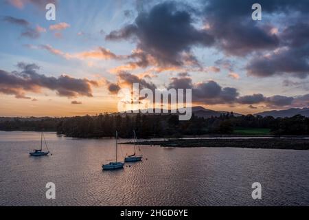 vista elevata del tramonto sul lago windermere con barche all'ancora Foto Stock