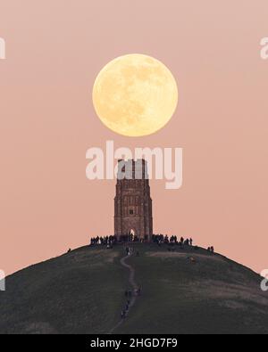 Luna piena di lupo di gennaio che sorge sulla St Michael's Tower su Glastonbury Tor Foto Stock