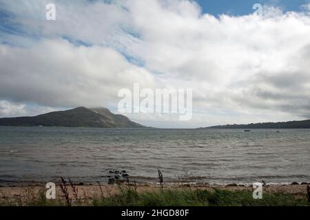 Nuvole di tempesta che pulivano Holy Island e Lamlash Bay l'isola di Arran North Ayrshire Scozia Foto Stock