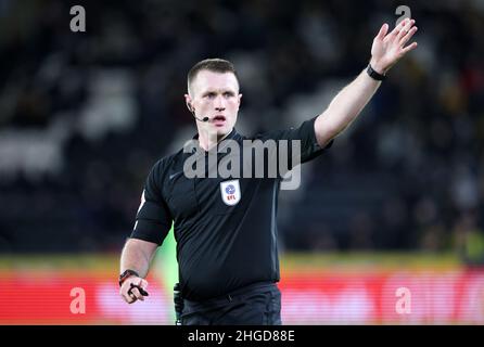 L'arbitro Thomas Bramall durante la partita del campionato Sky Bet al MKM Stadium di Kingston upon Hull. Data foto: Mercoledì 19 gennaio 2022. Foto Stock