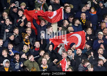 Gli appassionati di Hull City con bandiere turche negli stand per dare il benvenuto al nuovo proprietario Acun Ilicali durante la partita del Campionato Sky Bet al MKM Stadium di Kingston upon Hull. Data foto: Mercoledì 19 gennaio 2022. Foto Stock