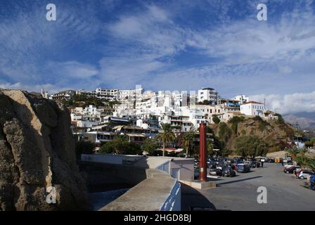 Agia Galini villaggio, Creta, Grecia. Vista di questo affascinante e bellissimo piccolo resort sulla costa meridionale cretese. Vista orizzontale con spa copia Foto Stock