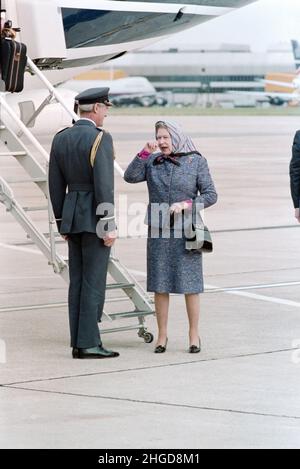 Regina Elisabetta all'aeroporto di Heathrow il 8th ottobre 1992 con Corgis Foto Stock