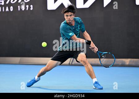 Melbourne, Australia. 20th Jan 2022. TARO DANIEL (JPN) in azione contro ANDY MURRAY (GBR) sulla Rod Laver Arena in una partita di Men's Singles 2nd il giorno 4 dell'Australian Open 2022 a Melbourne, Australia. Sydney Low/Cal Sport Media. DANIELE ha vinto 6:4 6:4 6:4. Credit: csm/Alamy Live News Foto Stock