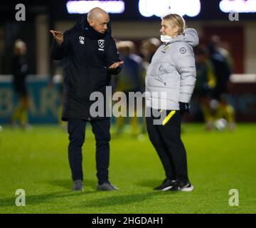DAGENHAM, INGHILTERRA - GENNAIO 19: L-R Olli Harder manager di West Ham United Women avere una chat con Chelsea Women Head Coach Emma Hayes durante il p Foto Stock