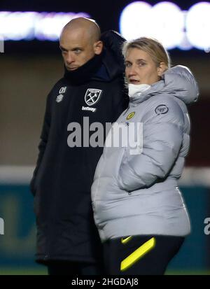 DAGENHAM, INGHILTERRA - GENNAIO 19: L-R Olli Harder manager di West Ham United Women avere una chat con Chelsea Women Head Coach Emma Hayes durante il p Foto Stock