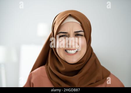 Faccia della donna musulmana infelice e arrabbiata. Deluso e infastidito Foto Stock