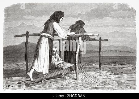 Donne che battono la canapa a Puszta, grande pianura ungherese, Ungheria, Europa. Vecchio 19th secolo inciso illustrazione da Voyage al sud slavi di Georges Perrot, le Tour du Monde 1870 Foto Stock