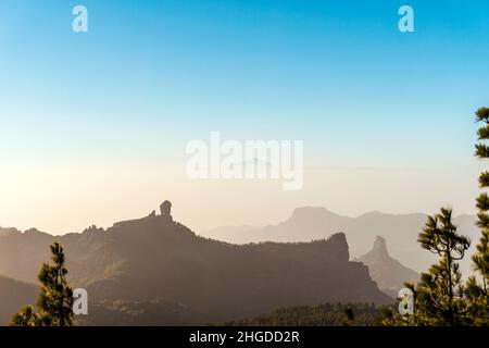 Vista dalla cima più alta di Gran Canaria alla cima di Roque Nublo e il vulcano El Teide sulla vicina isola di Tenerife, Isole Canarie, Spagna Foto Stock