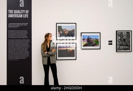 Saatchi Gallery, Londra, Regno Unito. 20 gennaio 2022. America in crisi riunisce 40 fotografi americani leader e oltre 120 opere di esplorazione del cambiamento sociale negli Stati Uniti dal 1960s ad oggi. Organizzata dalla Saatchi Gallery, la mostra è curata da Sophie Wright, Gregory Harris dell'High Museum of Art di Atlanta e da TARA Pixley, fotografo E accademico con sede A LOS ANGELES. La mostra si svolge dal 21 gennaio al 3 aprile 2022. Credit: Malcolm Park/Alamy Live News. Foto Stock