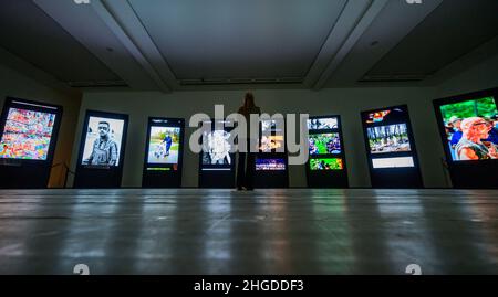 Saatchi Gallery, Londra, Regno Unito. 20 gennaio 2022. America in crisi riunisce 40 fotografi americani leader e oltre 120 opere di esplorazione del cambiamento sociale negli Stati Uniti dal 1960s ad oggi. Organizzata dalla Saatchi Gallery, la mostra è curata da Sophie Wright, Gregory Harris dell'High Museum of Art di Atlanta e da TARA Pixley, fotografo E accademico con sede A LOS ANGELES. La mostra si svolge dal 21 gennaio al 3 aprile 2022. Credit: Malcolm Park/Alamy Live News. Foto Stock